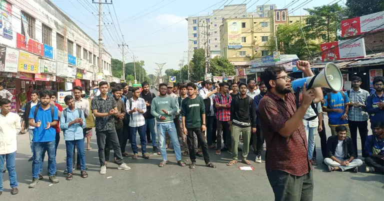 রাবির তিন শিক্ষার্থীকে মারধরের ঘটনায় মহাসড়ক অবরোধ করে বিক্ষোভ করছেন শিক্ষার্থীরা